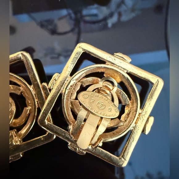LOT 2065a 24K gold plated CHANEL vintage square CC logo clip on earrings - Picture 5 of 9
